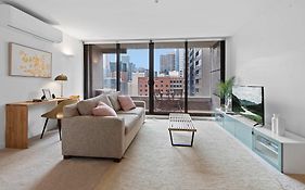 Modern 1-Bed City Apartment With Pool And Gym